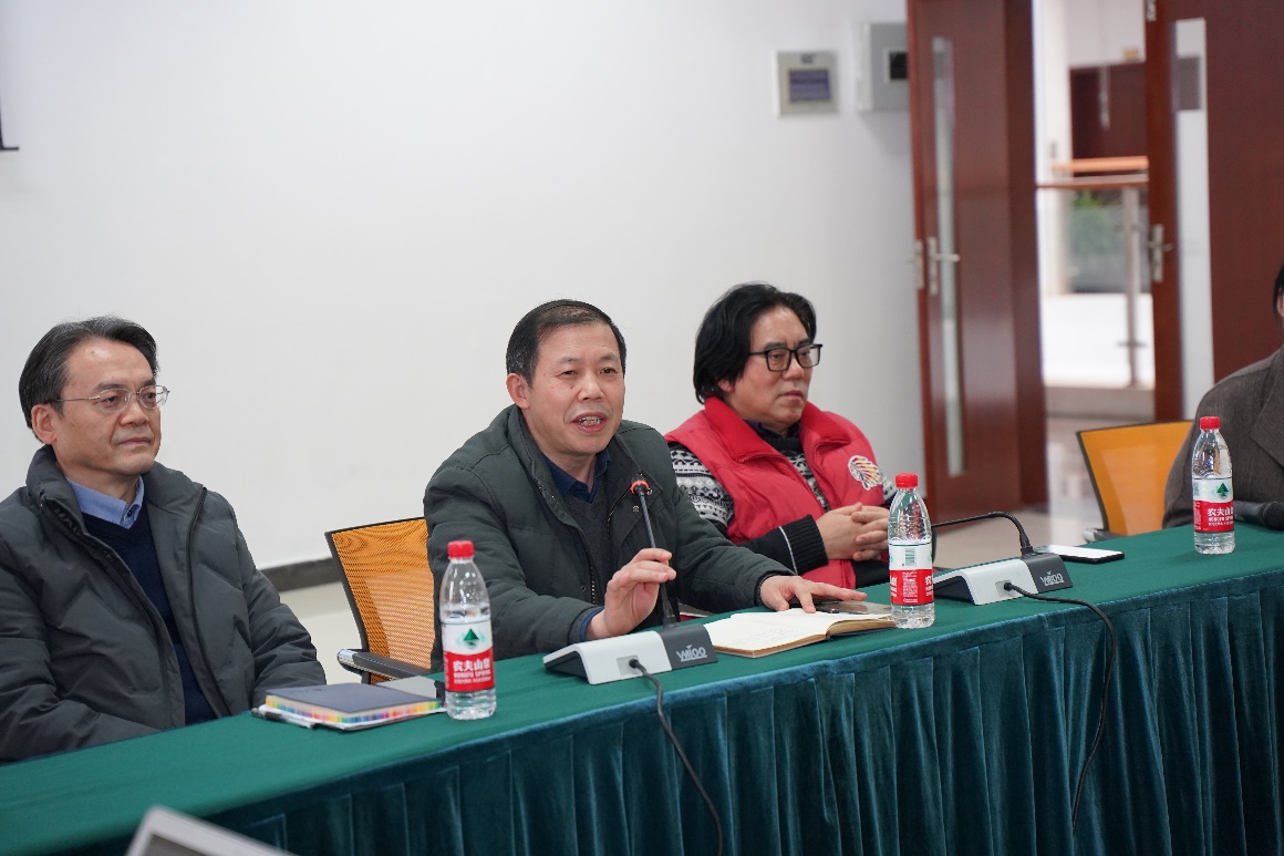 人们在桌子边描述已自动生成